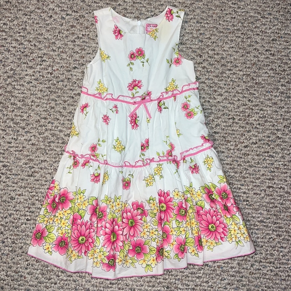 EUC Girls floral tiered sundress is great for warm weather!